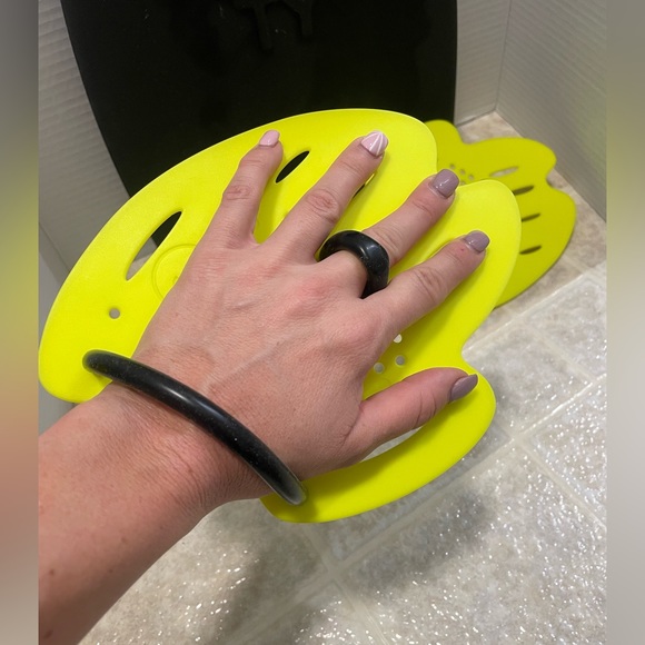 TYR kick board and agility resistance swim paddles - Picture 3 of 3